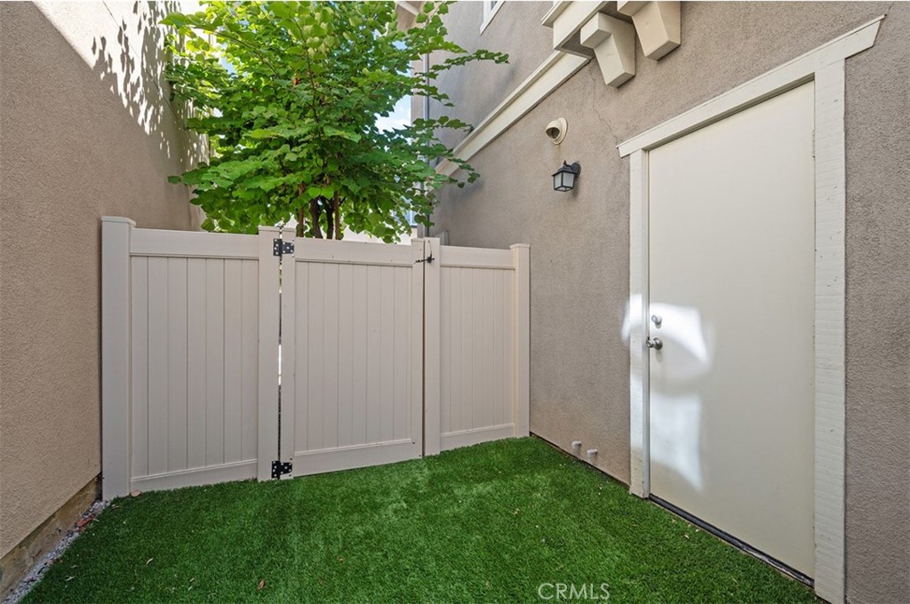 646 South Fillmore Avenue Rialto, CA 92376 - Photo 37 of 46 a view of a small yard