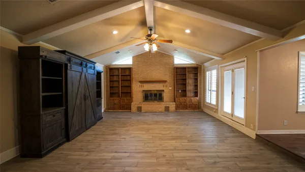 a view of a livingroom with a ceiling fan window and a ceiling fan