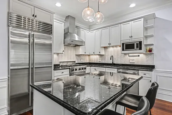 $625,000 | 2222 West Belmont Avenue, Unit 202, Chicago, IL 60618
