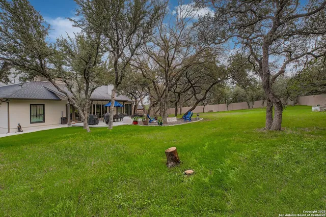 a view of a house with a backyard