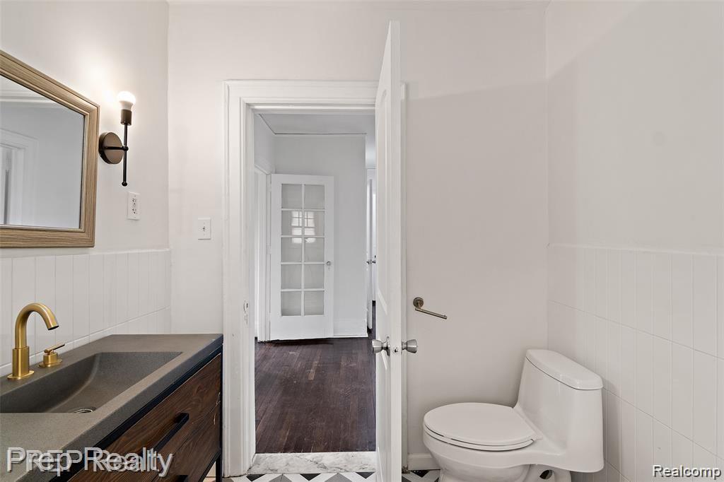 2221 Atkinson Street Detroit, MI 48206 - Photo 21 of 45 Second Floor Full Bathroom 3