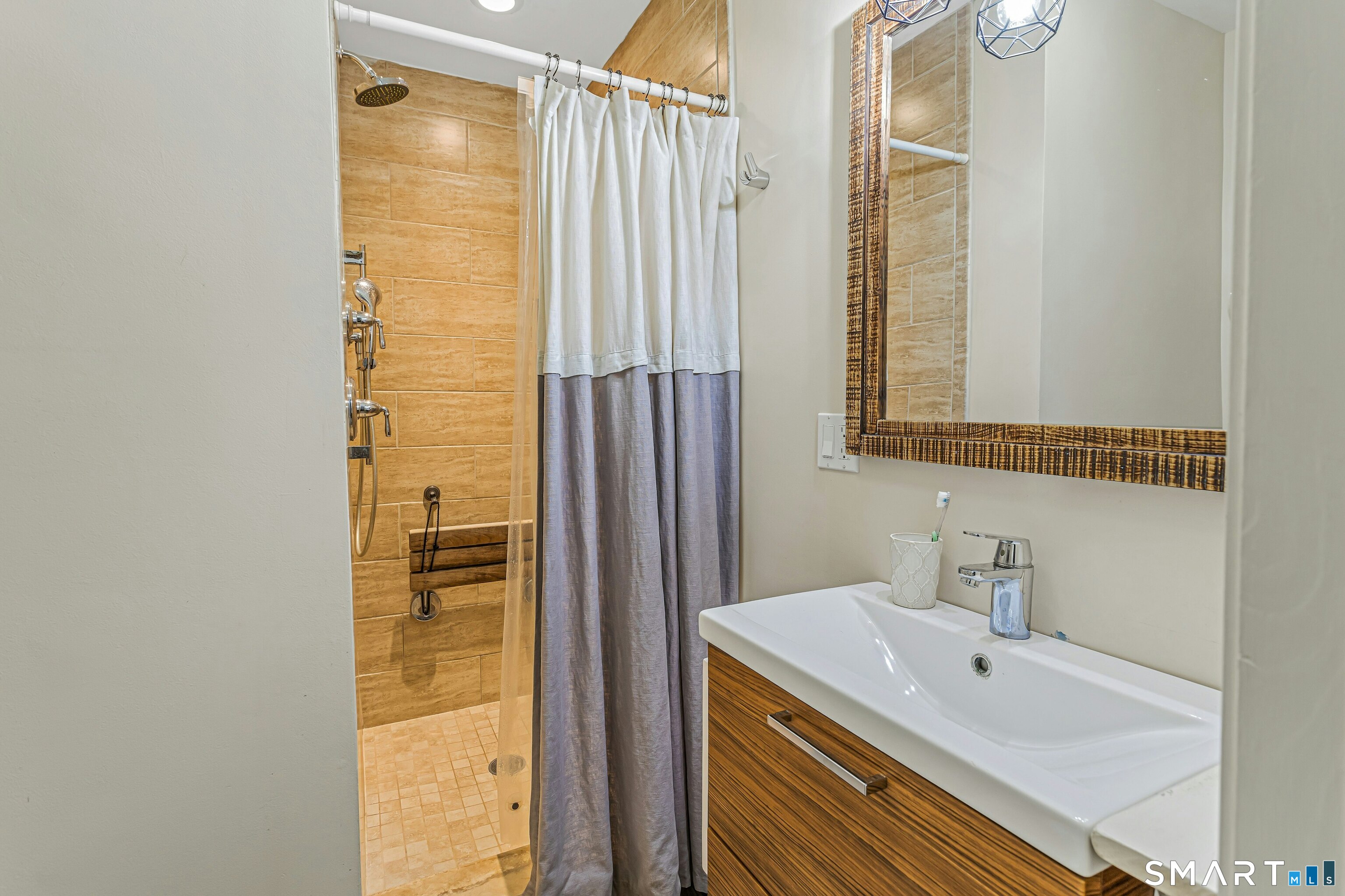 5 Sand Pit Road New Milford, CT 06776 - Photo 10 of 25 Primary full bath