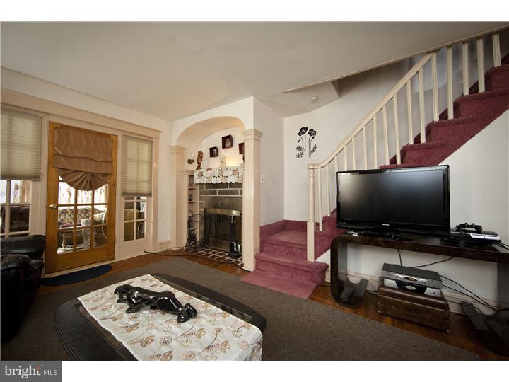 103 Glendale Road Upper Darby, PA 19082 - Photo 3 of 12 Living Room