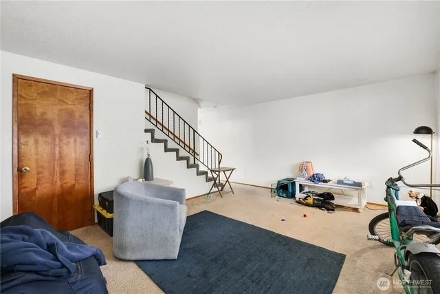a view of entryway and livingroom with furniture