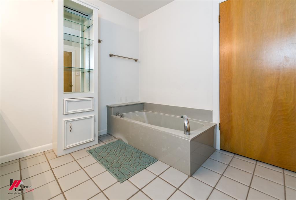 300 Pierremont Road, Unit 40 Shreveport, LA 71106 - Photo 25 of 34 Hall bath shares second entry with 3rd bedroom