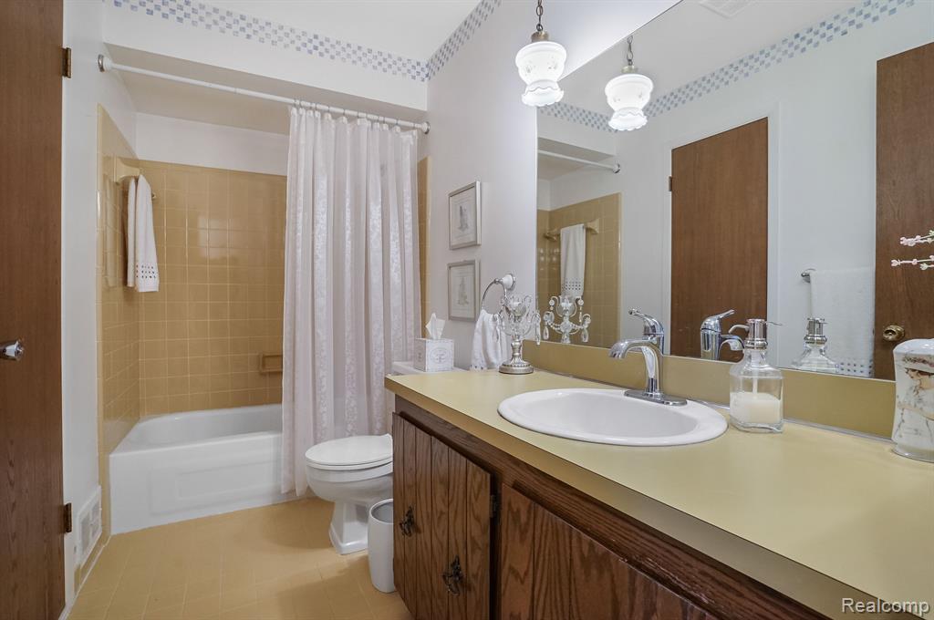 876 Dahlia Lane Rochester Hills, MI 48307 - Photo 23 of 44