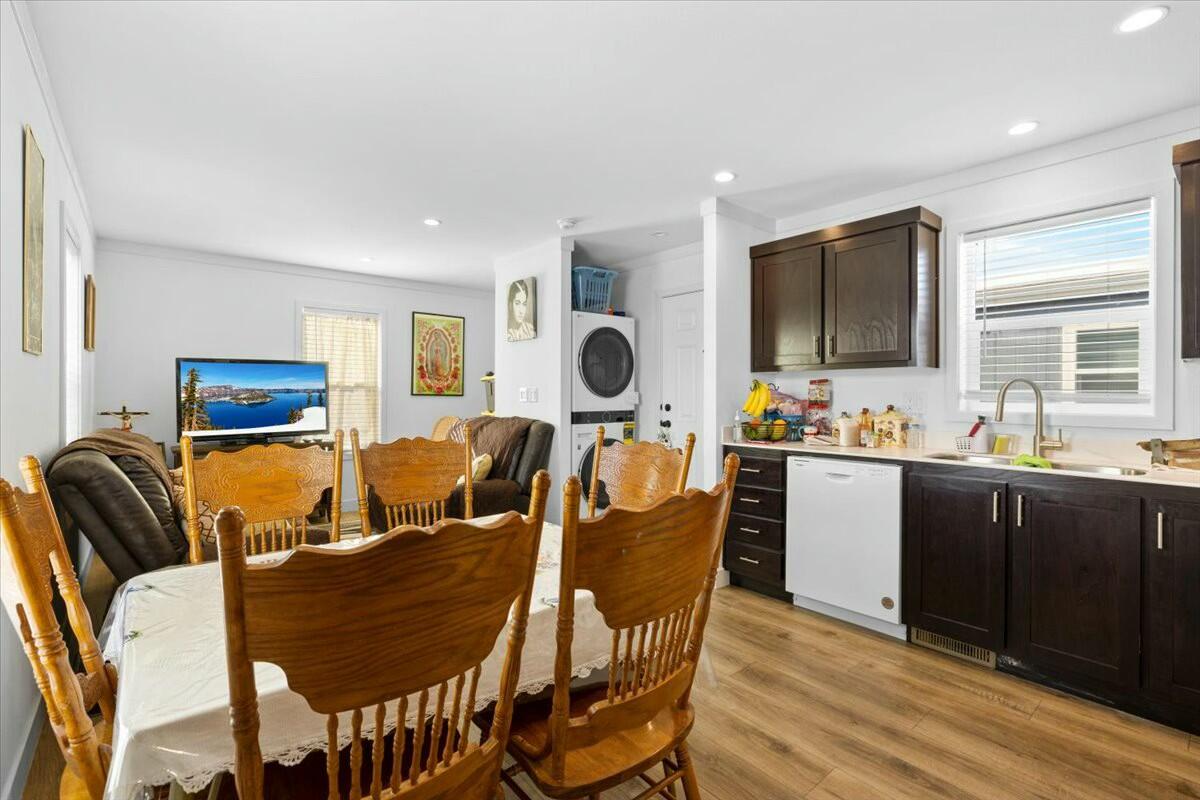 460 Arnos Road, Unit 69 Talent, OR 97540 - Photo 5 of 10 Dining