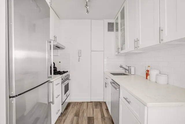 $1,295,000 | 175 West 13th Street, Unit 17E | West Village