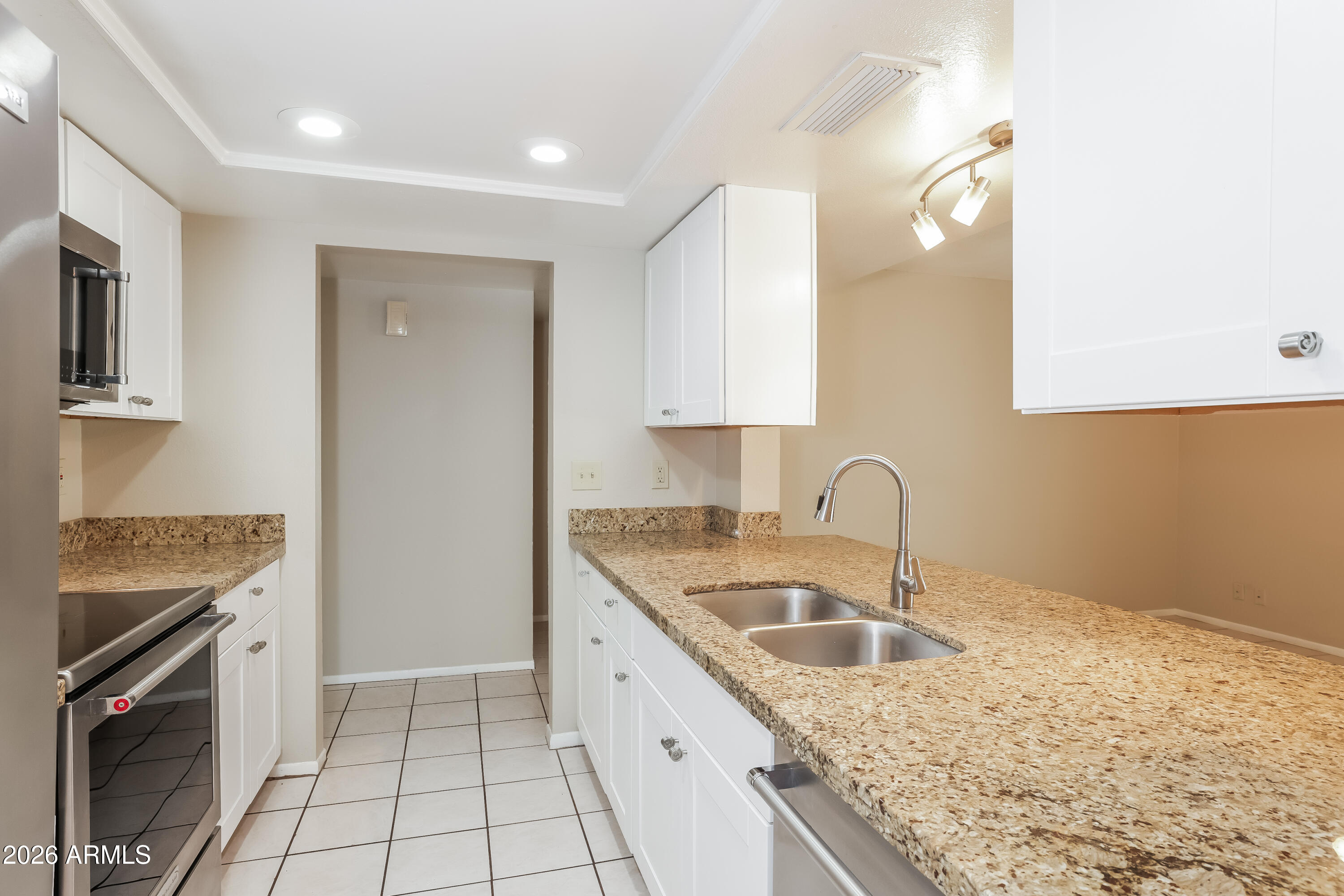 5620 West Hearn Road Glendale, AZ 85306 - Photo 4 of 15 1006311.5620 W HEARN RD - Kitchen_1