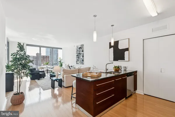 $2,950 | 2101 Market Street, Unit 905, Philadelphia, PA 19103