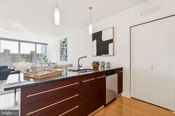 $2,950 | 2101 Market Street, Unit 905, Philadelphia, PA 19103