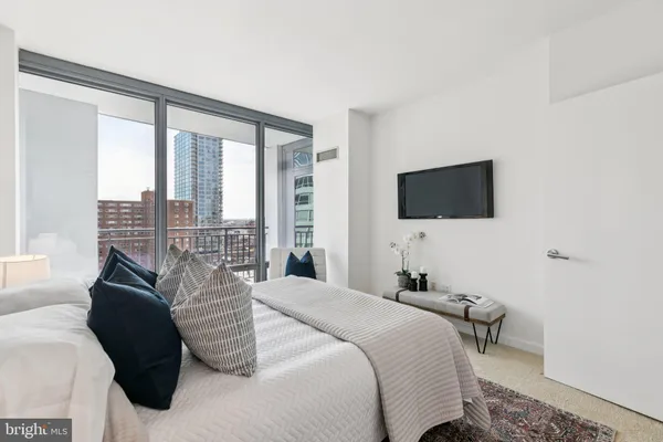 $2,950 | 2101 Market Street, Unit 905, Philadelphia, PA 19103