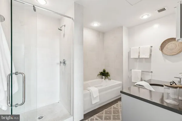 $2,950 | 2101 Market Street, Unit 905, Philadelphia, PA 19103