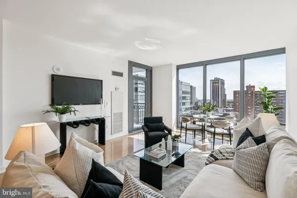 $2,950 | 2101 Market Street, Unit 905, Philadelphia, PA 19103