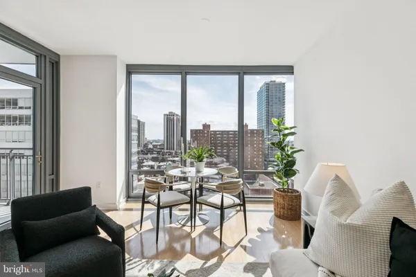 $2,950 | 2101 Market Street, Unit 905, Philadelphia, PA 19103