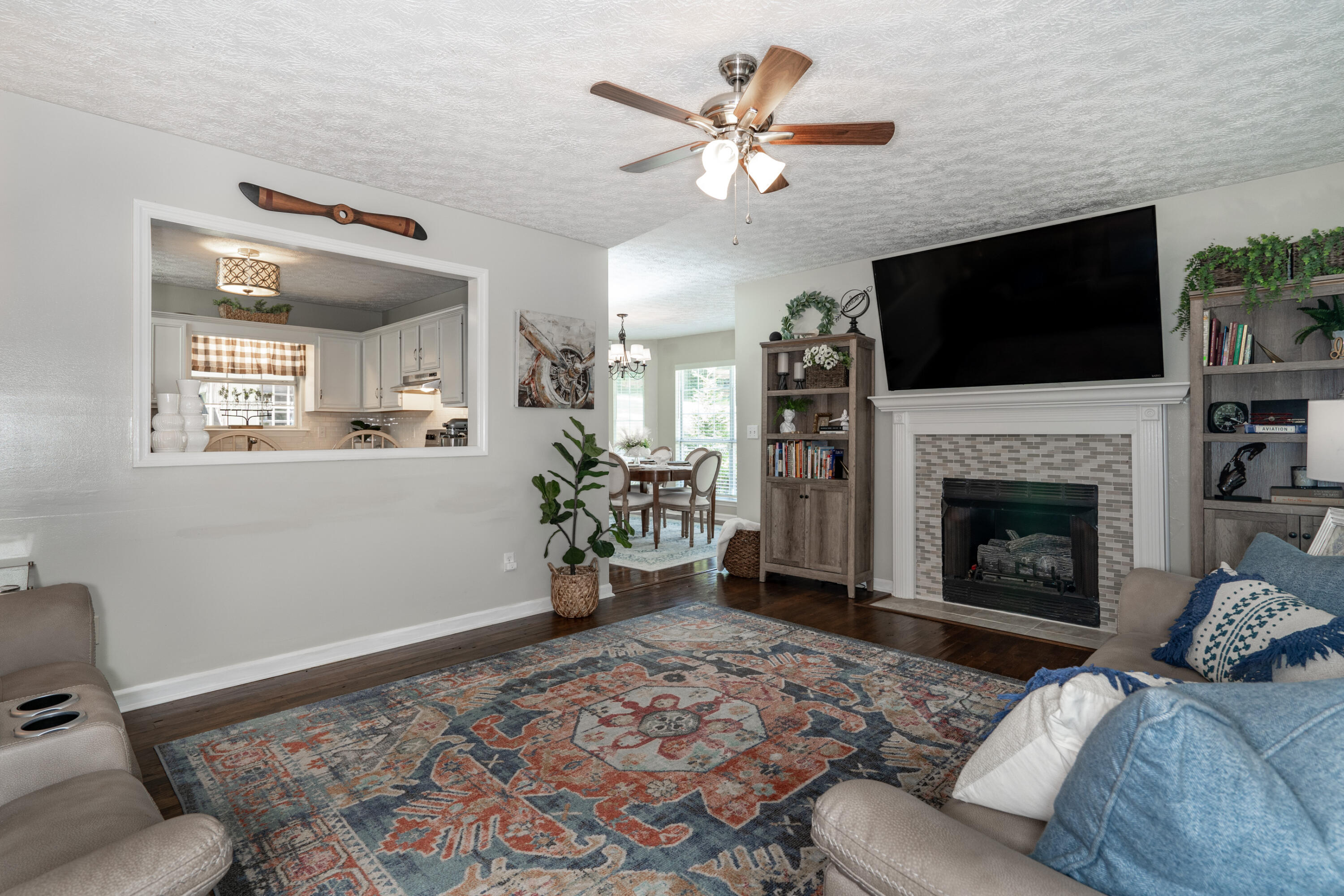 6305 Levi Road Hixson, TN 37343 - Photo 8 of 37 6305 Levi living room 1