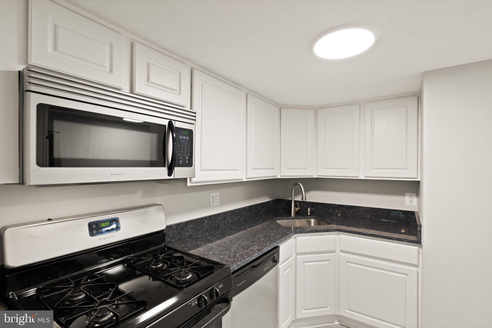 1414 Northgate Square, Unit 14/1B Reston, VA 20190 - Photo 11 of 49 Gas cooking - built in microwave