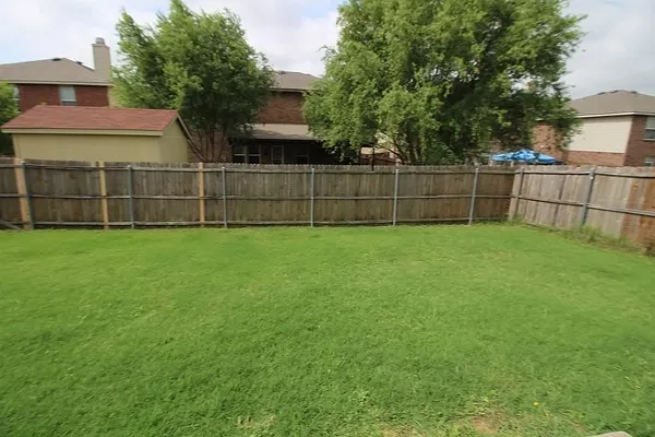 a view of a backyard