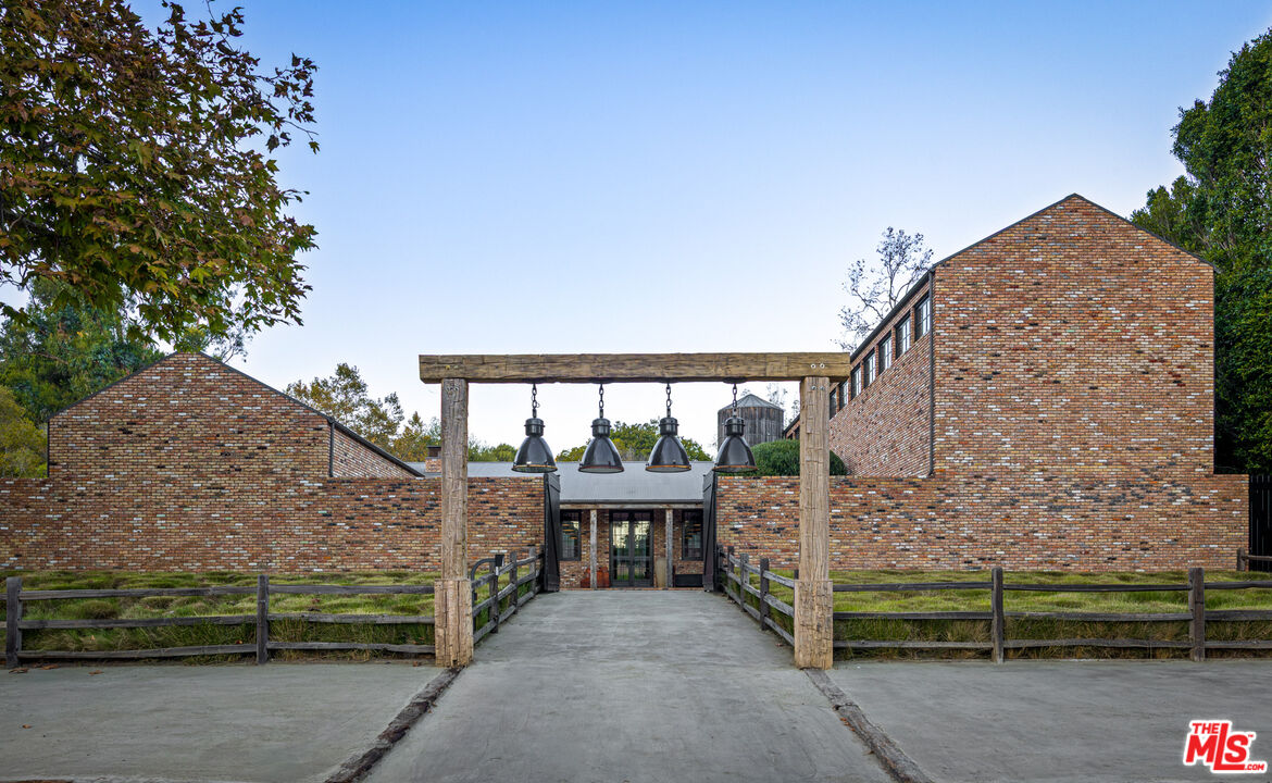 a view of outdoor entrance