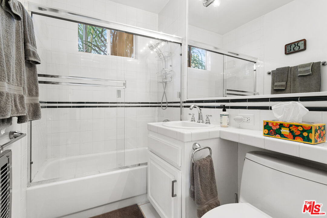 2002 4th Street, Unit 312 Santa Monica, CA 90405 - Photo 15 of 22 a utility room with dryer and washer