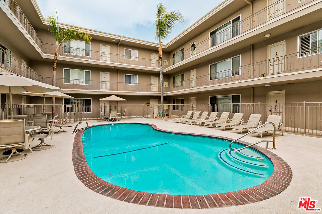 2002 4th Street, Unit 312 Santa Monica, CA 90405 - Photo 21 of 22 a view of a house with swimming pool and sitting area