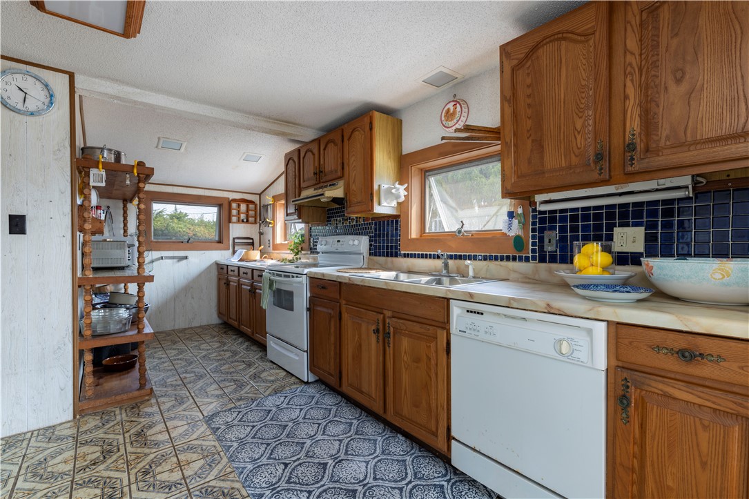 18 Beach Row Narragansett, RI 02879 - Photo 32 of 50