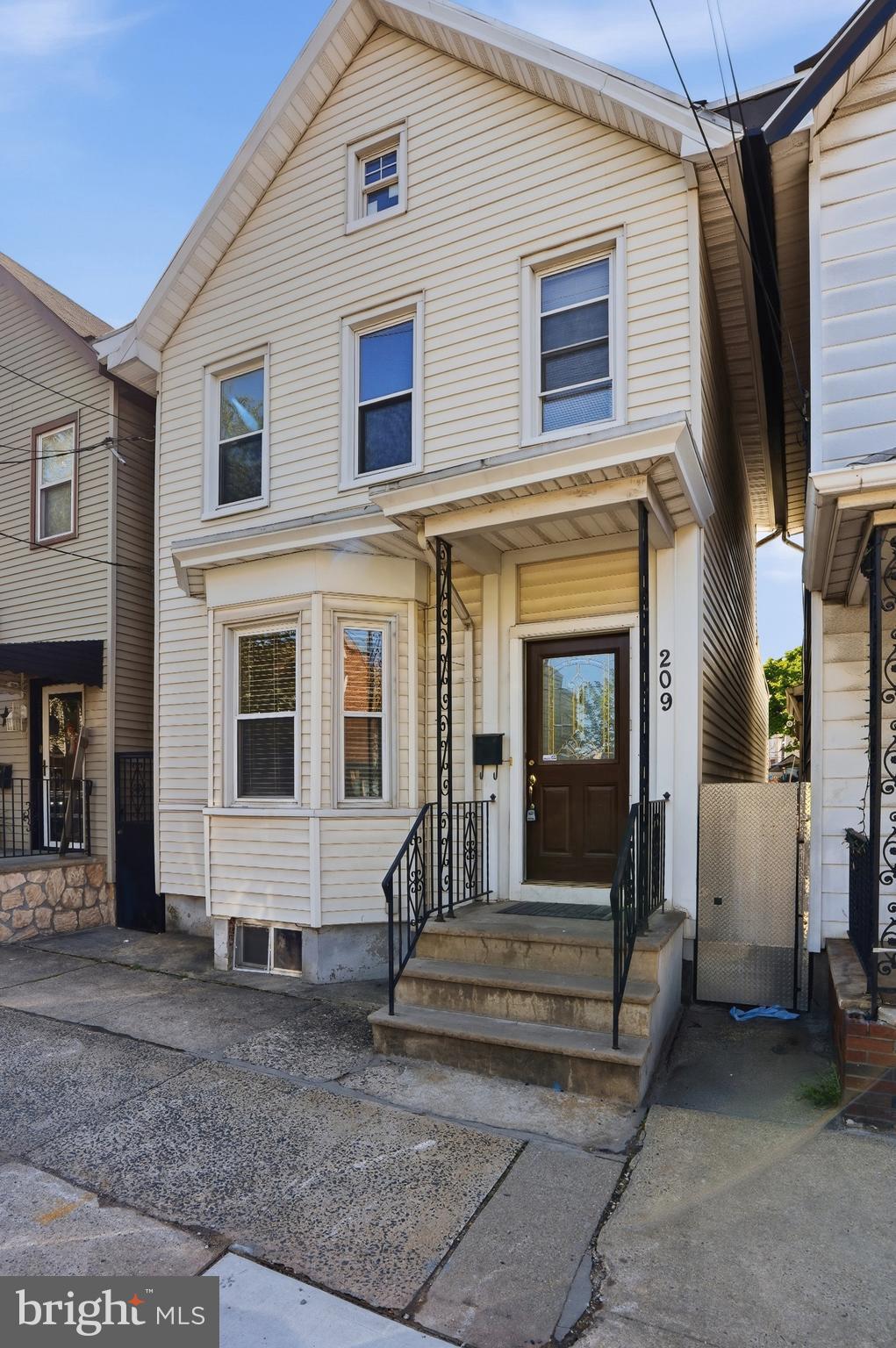 209 Hamilton Street Harrison, NJ 07029 - Photo 7 of 43