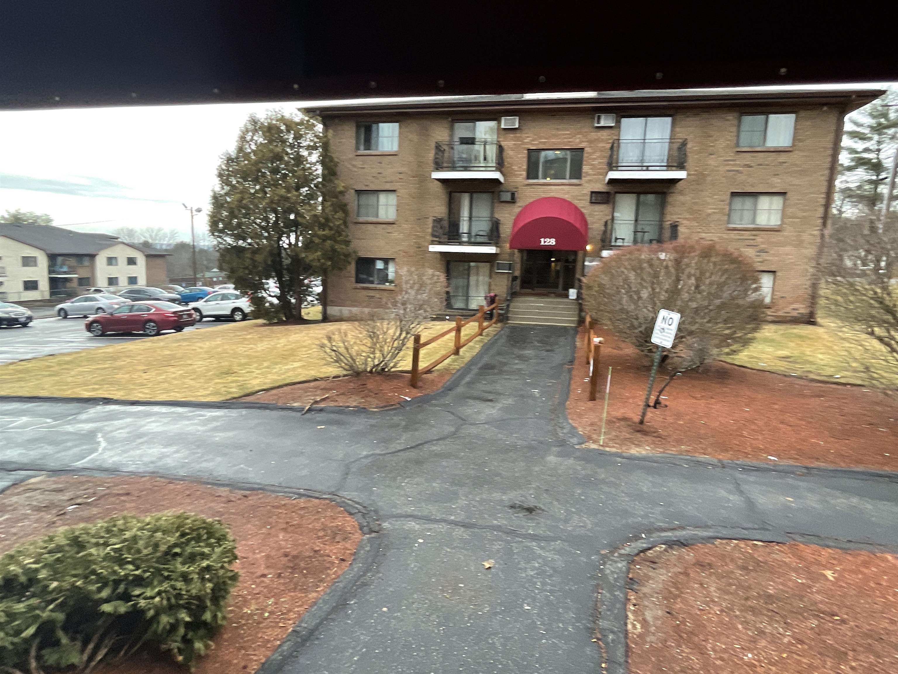 124 Mammoth Road, Unit 216 Hooksett, NH 03106 - Photo 3 of 10