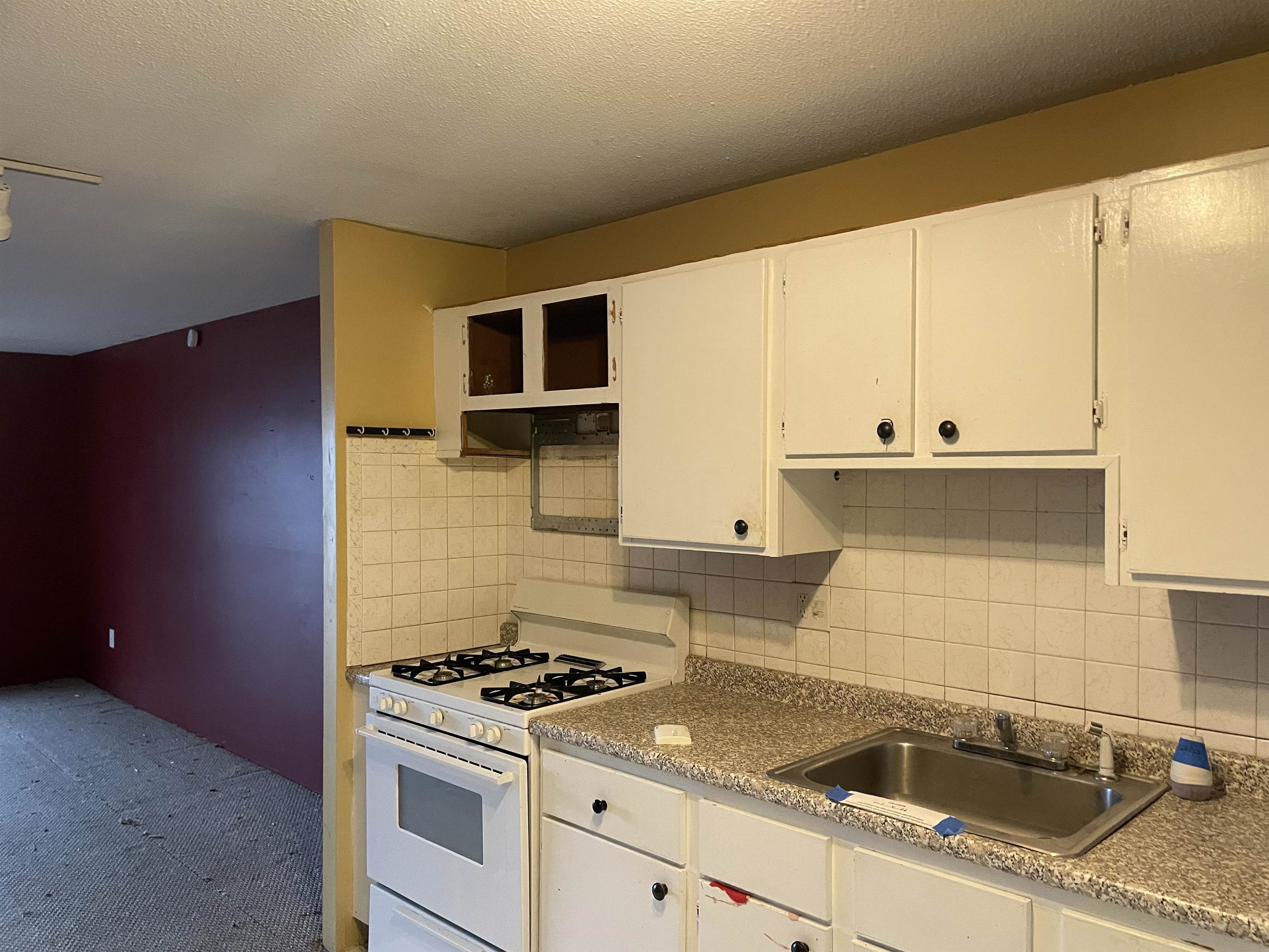 124 Mammoth Road, Unit 216 Hooksett, NH 03106 - Photo 8 of 10