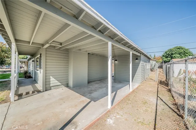 a view of backyard of the house