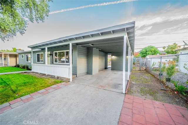 a view of backyard of the house
