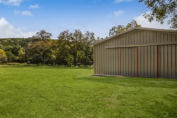 a view of a backyard