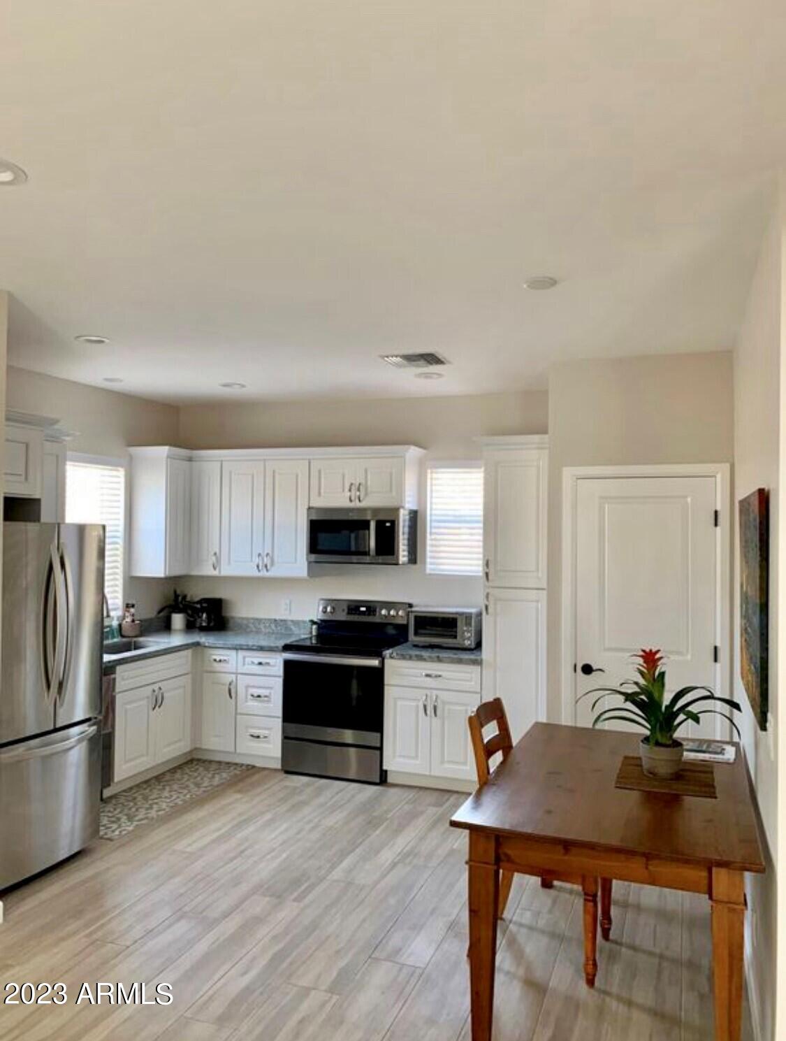 522 West 9th Street Tempe, AZ 85281 - Photo 17 of 28 825 S Roosevelt property kitchen