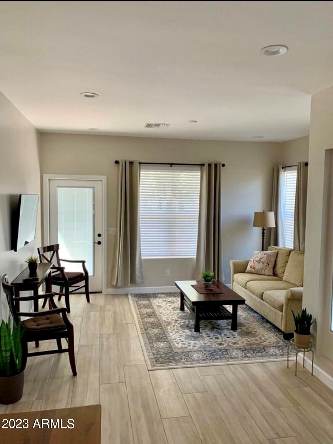 522 West 9th Street Tempe, AZ 85281 - Photo 18 of 28 825 S Roosevelt living room