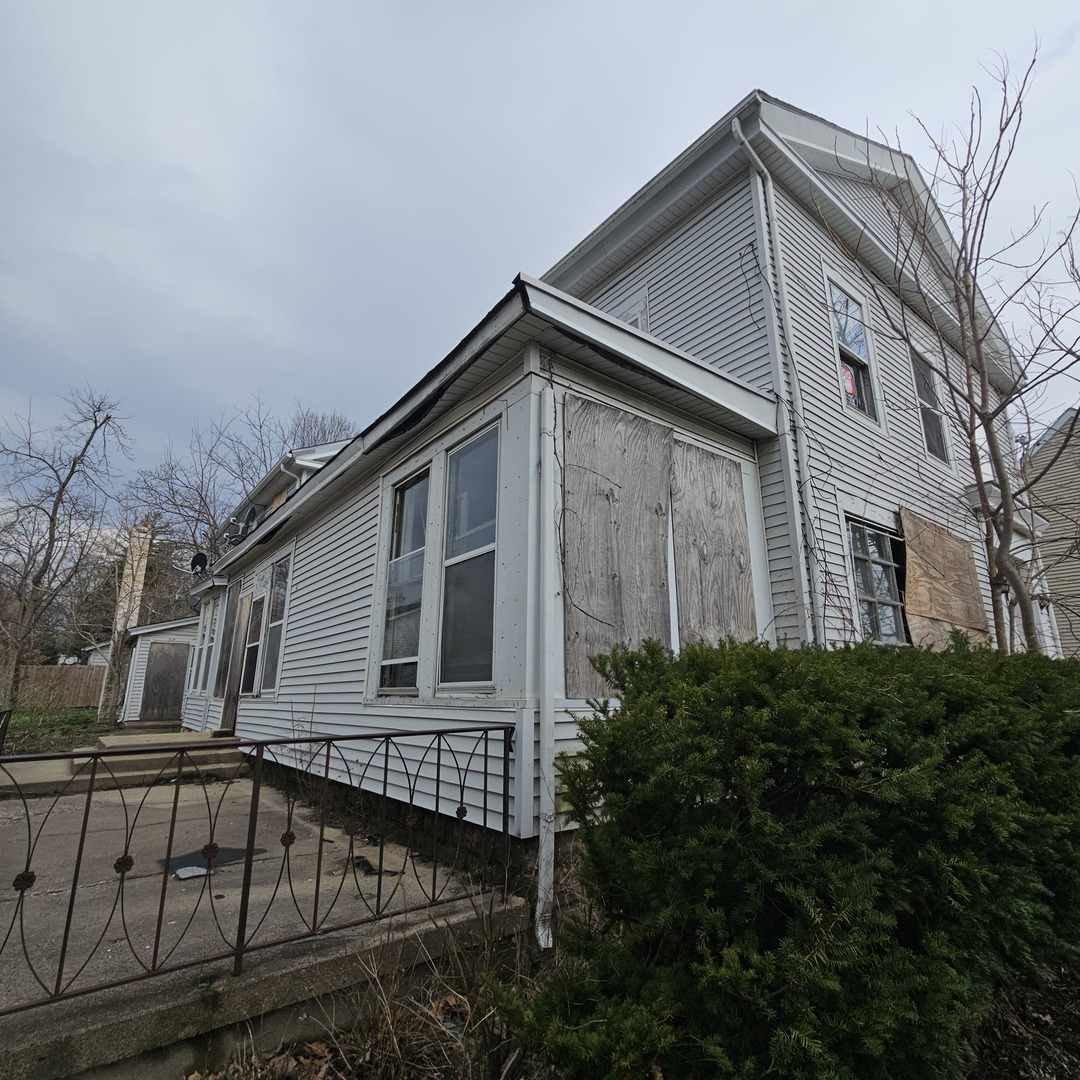 212 South Tryon Street Woodstock, IL 60098 - Photo 3 of 19