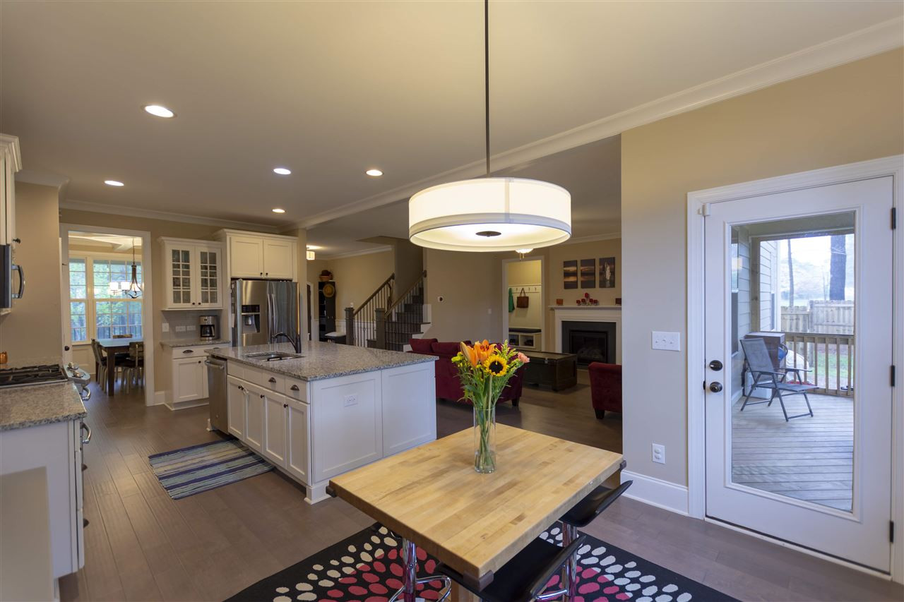 Kitchen & Breakfast Area