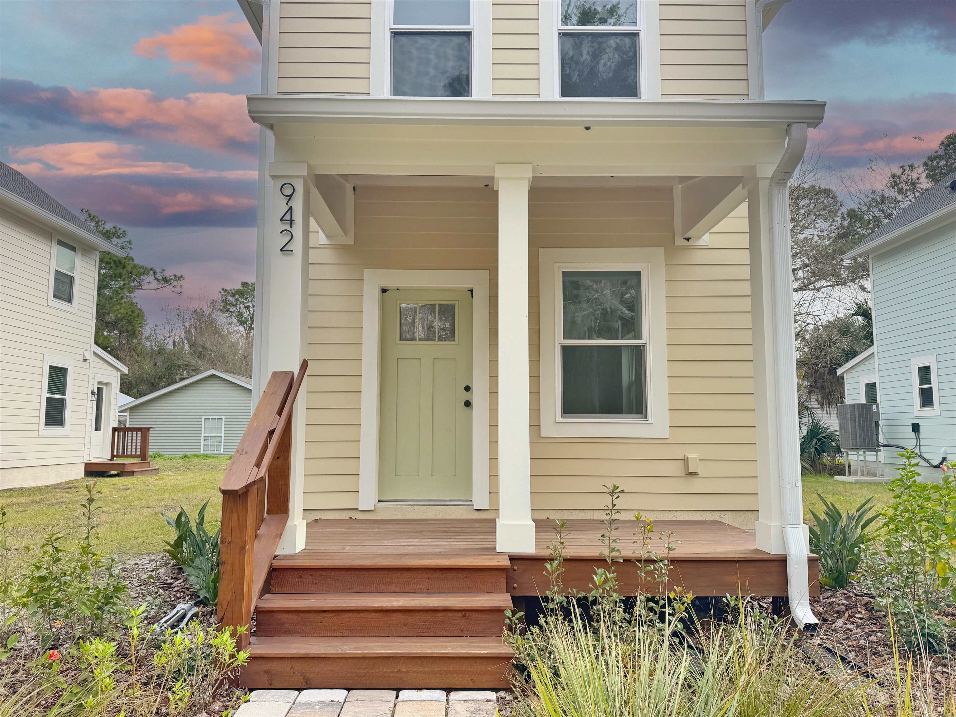 942 Alexander Street St. Augustine, FL 32084 - Photo 2 of 28 a front view of a house with a garden