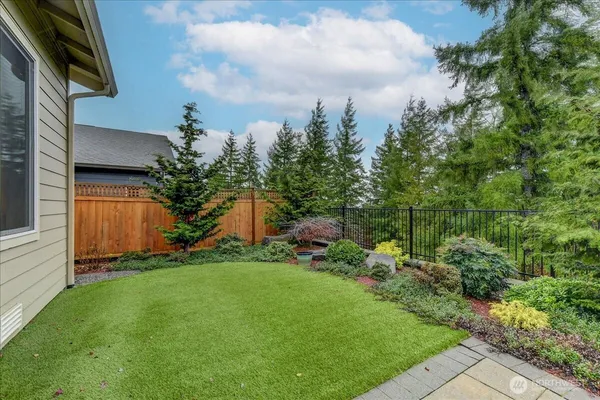 a view of yard with green space