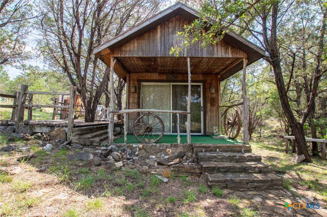 322 Cliff View Road Lampasas, TX 76550 - Photo 9 of 33 a backyard of a house with barbeque oven