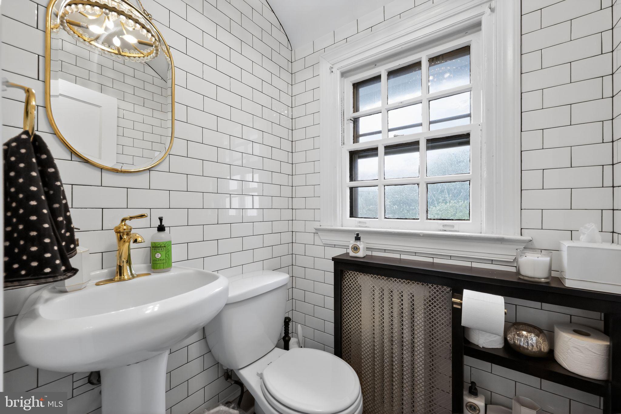 913 Twyckenham Road Media, PA 19063 - Photo 20 of 42 First floor half bathroom