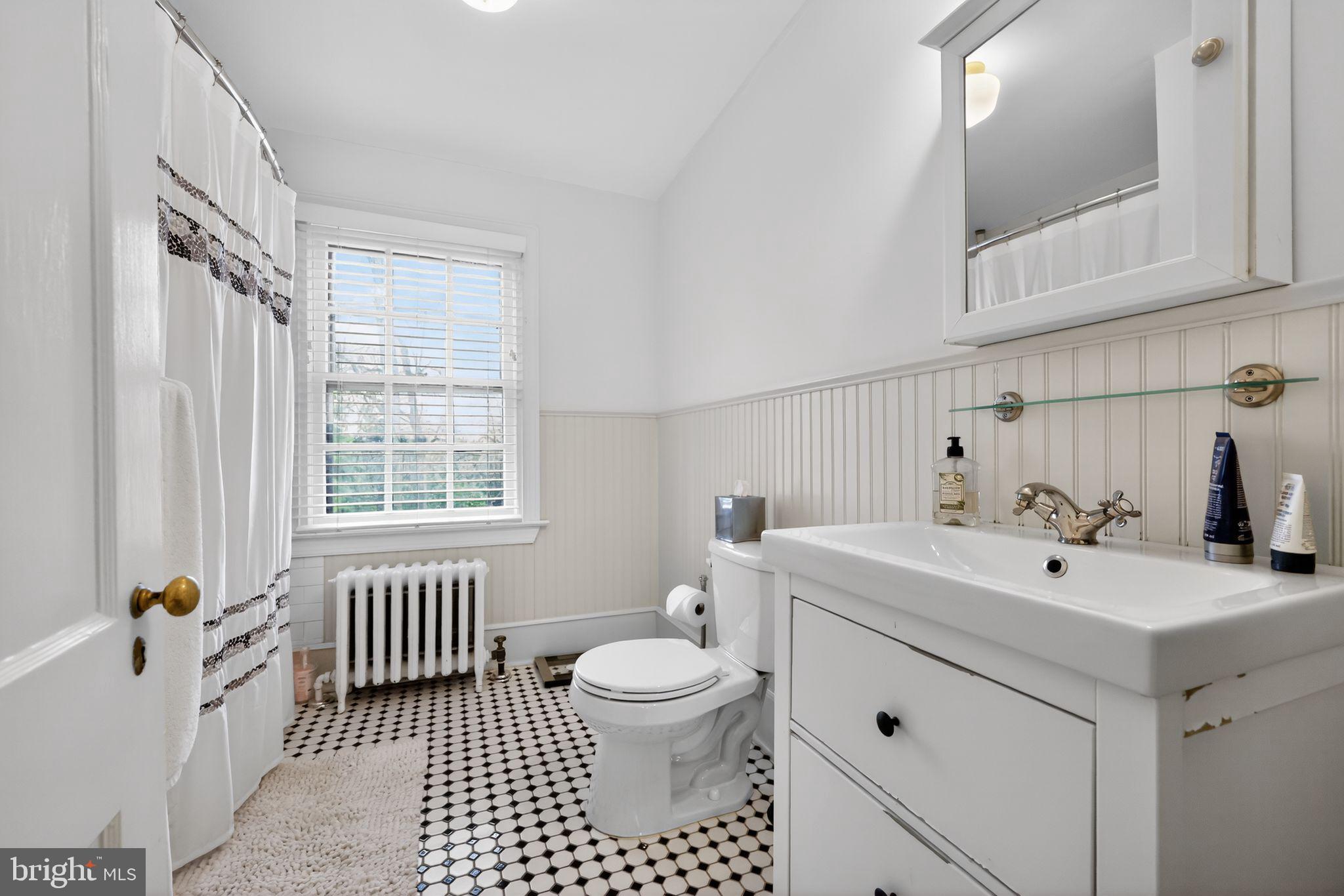 913 Twyckenham Road Media, PA 19063 - Photo 28 of 42 Hall bathroom that serves primary