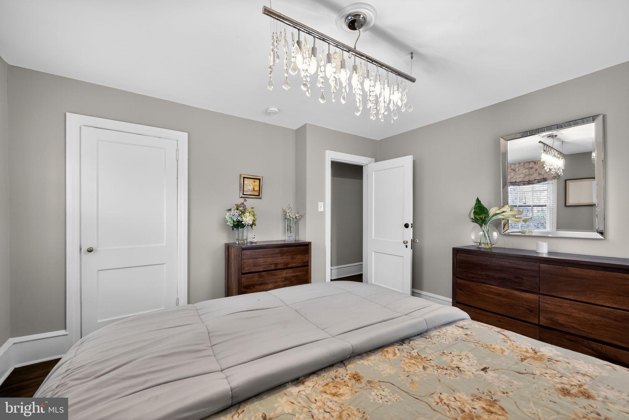 913 Twyckenham Road Media, PA 19063 - Photo 30 of 42 Great lighting fixture