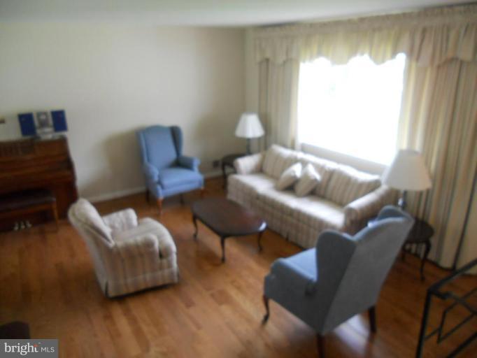 8811 Battery Road Alexandria, VA 22308 - Photo 1 of 25 Living Room
