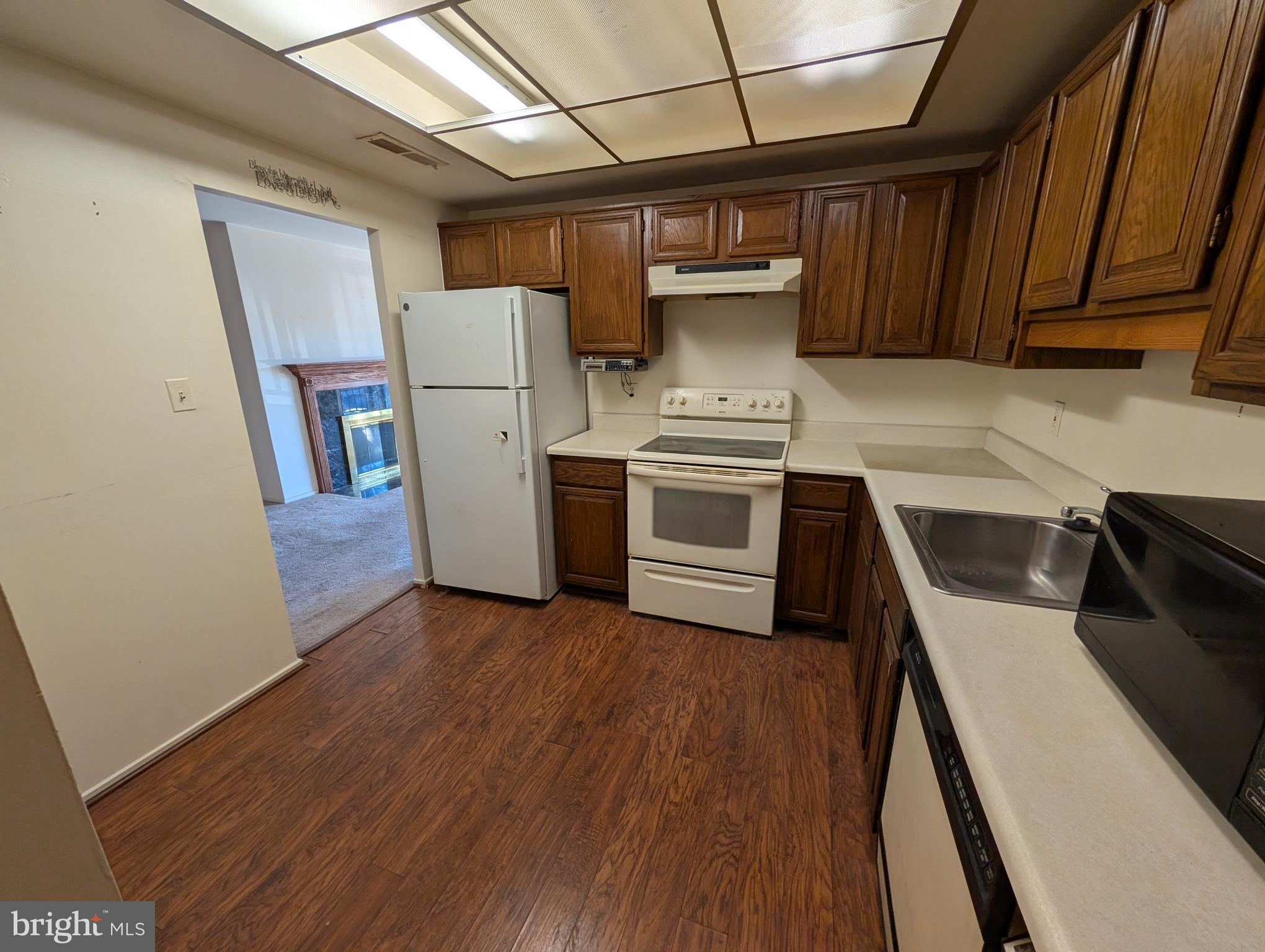10028 Stedwick Road, Unit 10028 Gaithersburg, MD 20886 - Photo 2 of 19 Kitchen
