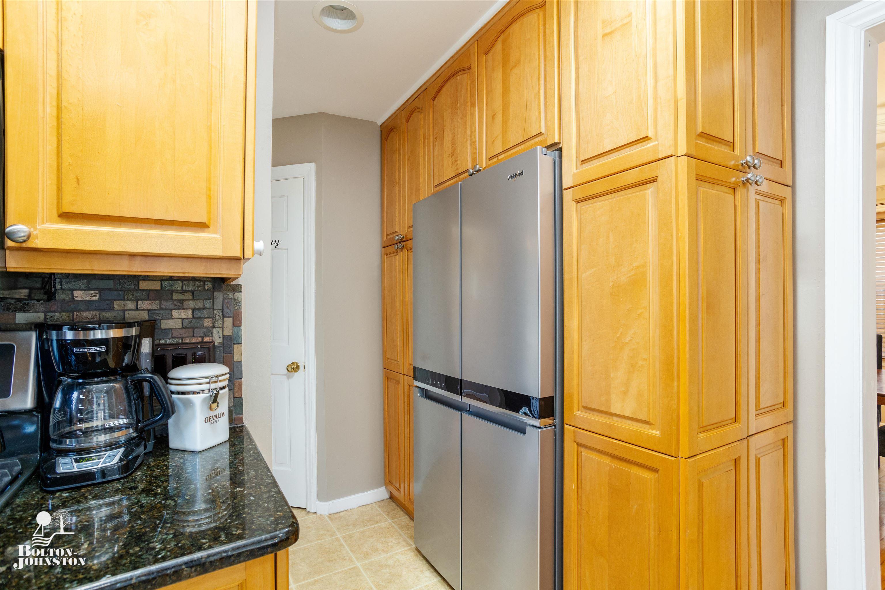 454 Fisher Road Grosse Pointe, MI 48230 - Photo 13 of 41 50135331-751496d6-ef16-4e20-90ce-468941741efd.JPG