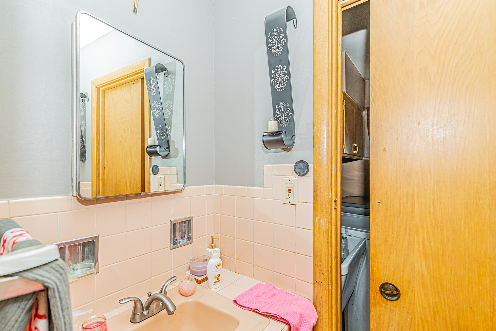 2256 North Home Avenue Park Ridge, IL 60068 - Photo 23 of 40 a bathroom with a sink and a mirror
