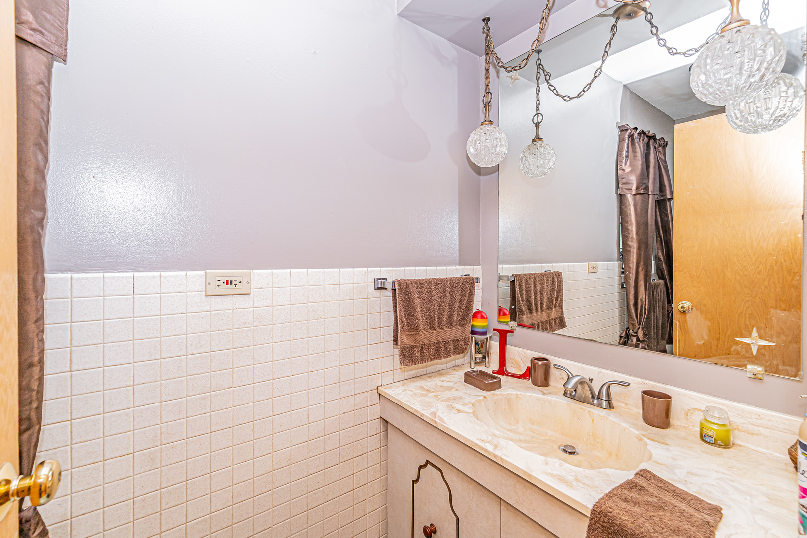 2256 North Home Avenue Park Ridge, IL 60068 - Photo 24 of 40 a bathroom with a sink vanity and a mirror