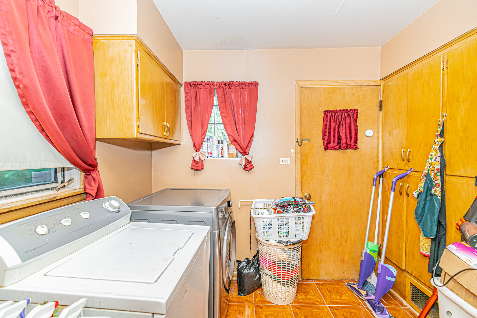 2256 North Home Avenue Park Ridge, IL 60068 - Photo 33 of 40 a room with furniture and a window