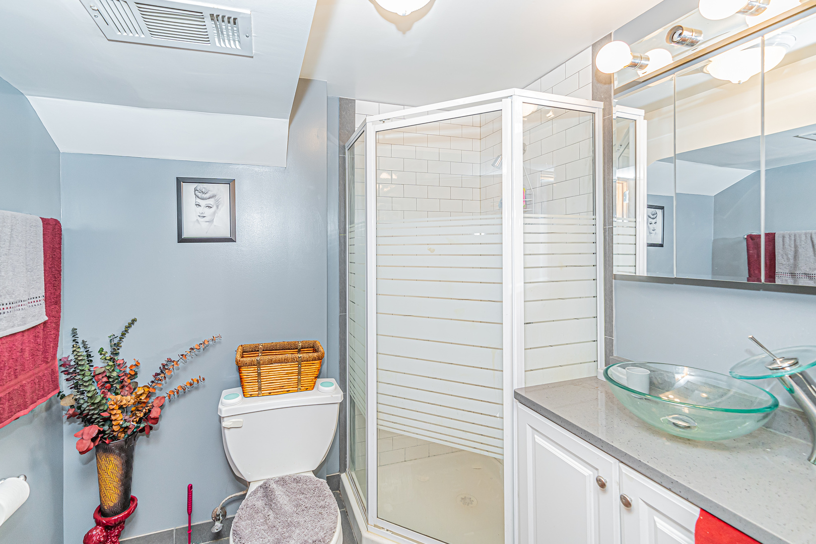2256 North Home Avenue Park Ridge, IL 60068 - Photo 7 of 40 a bathroom with a sink a toilet and mirror