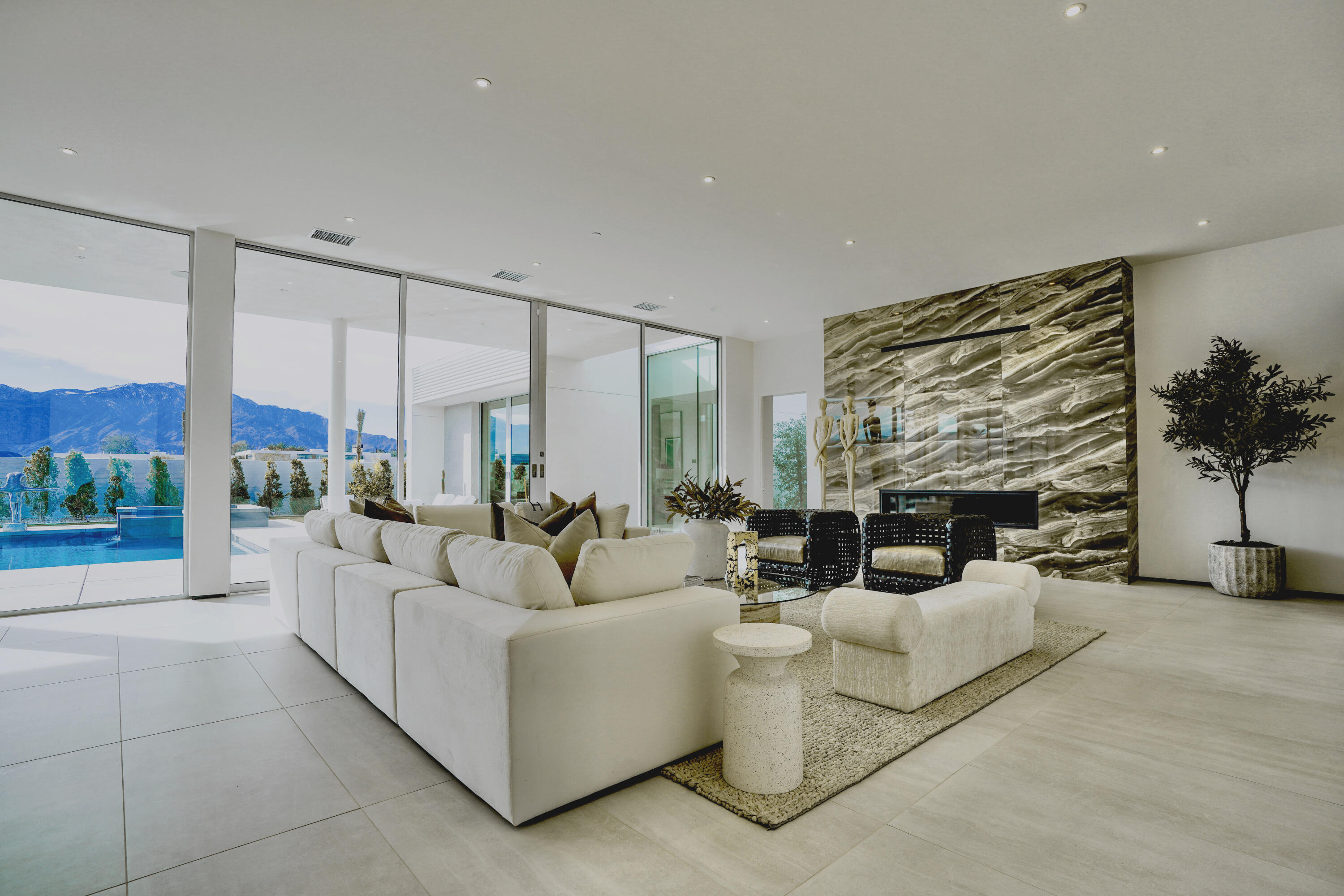 15 Via Linea Rancho Mirage Ca Rancho Mirage, CA 92270 - Photo 4 of 13 Living Room